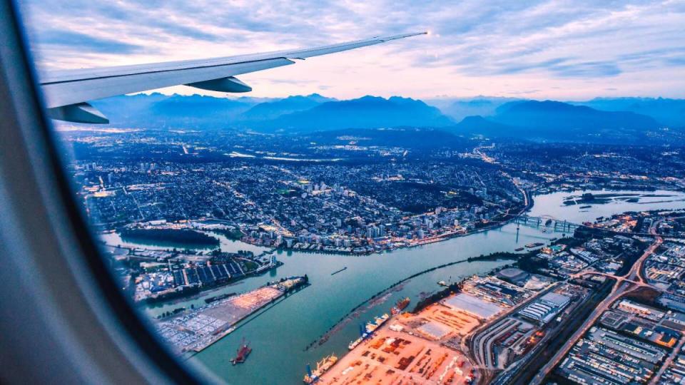 How Long is the Flight from Toronto to New York? A Complete Guide