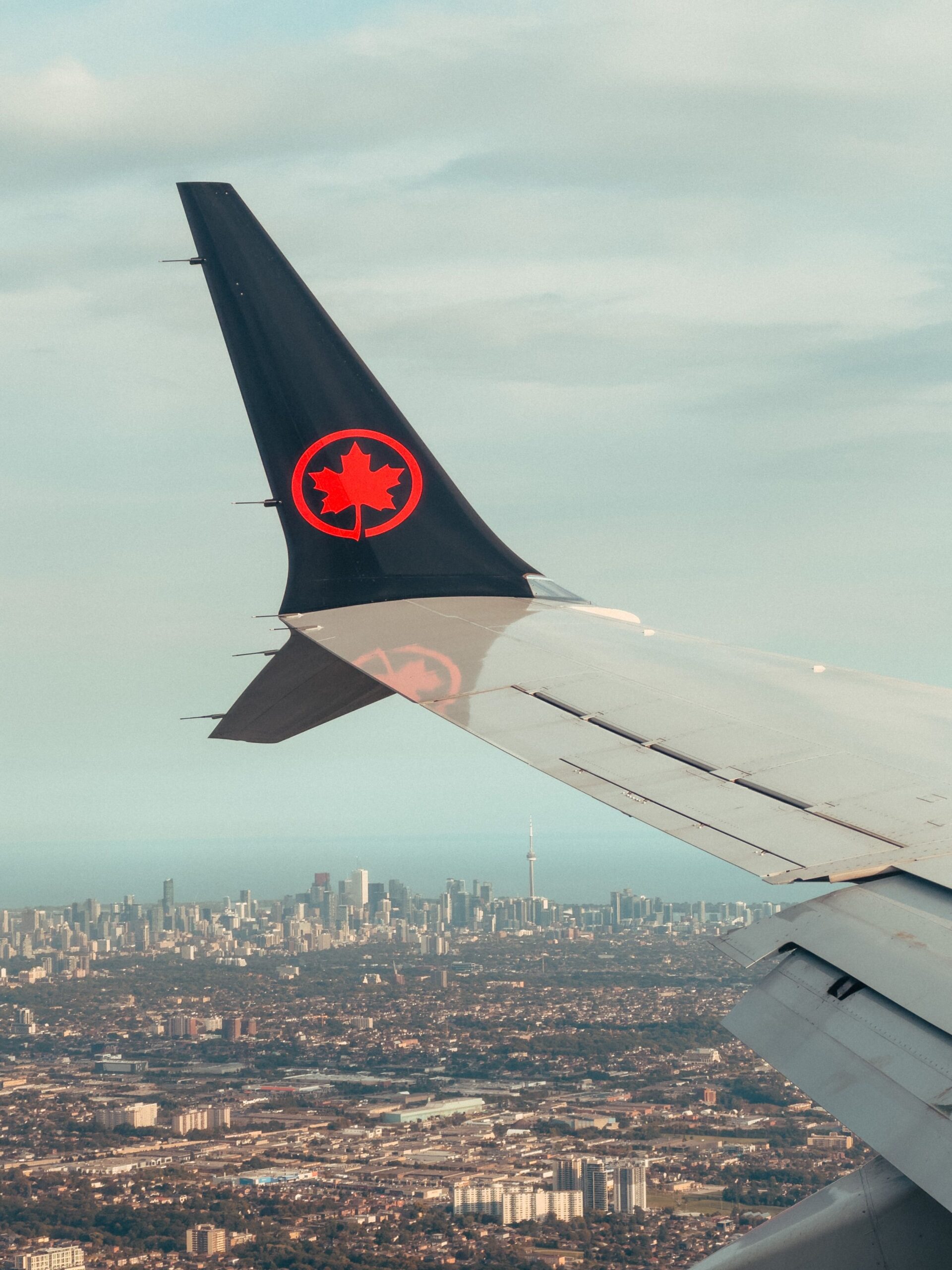 Airplane flying from Toronto to New York showing the 1 hour 30 minute flight time